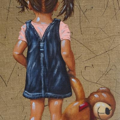 Petite Fille et son Nounours en balade